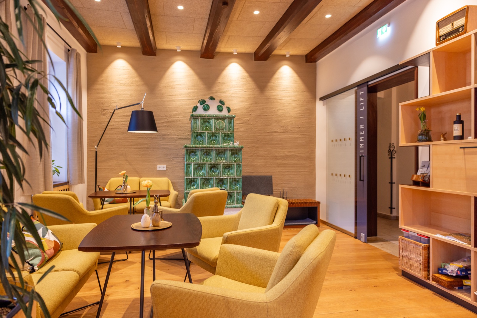 Gemuetliche Lounge mit gruenem Kachelofen im Gasthof Goldenes Schiff