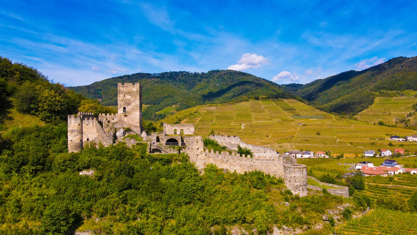 Ruine Hinterhaus ueber Spitz an der Donau